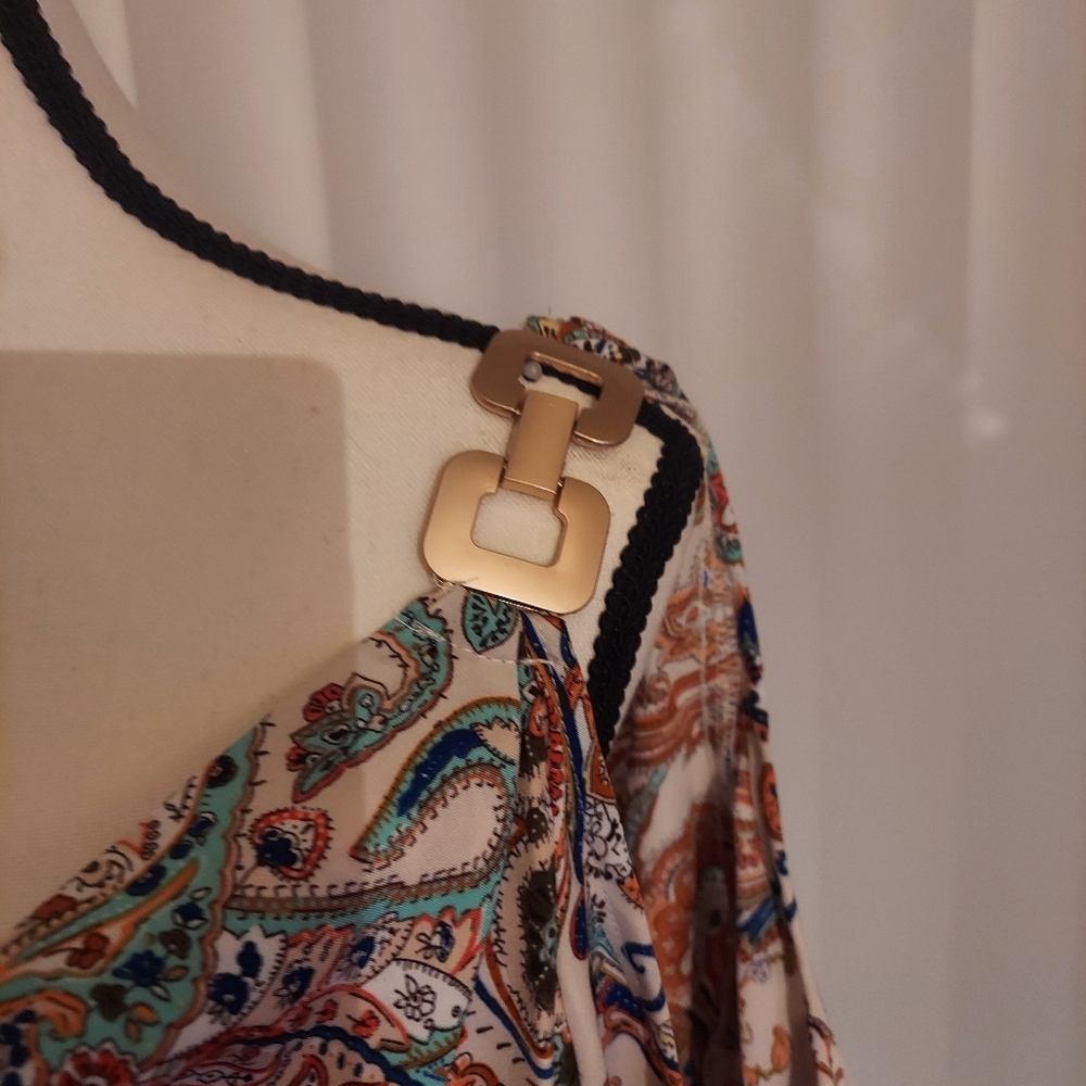 NWOT Cold Shoulder style top - Picture 3 of 6